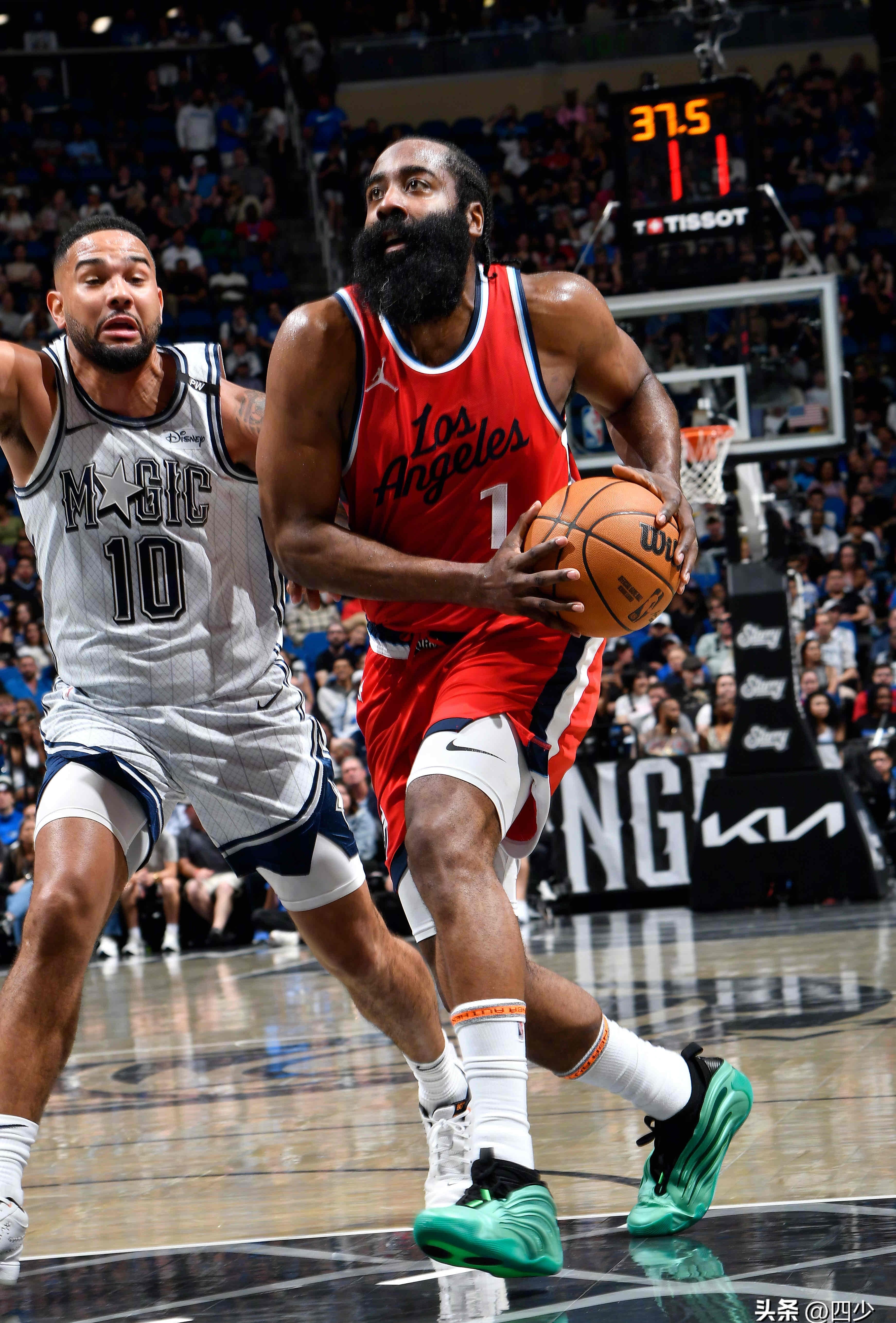 今夜体能课后，洛杉矶快船完成体检备战全明星赛，球迷炸锅，年轻球员得到机会的简单介绍